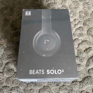 BEATS SOLO3 wireless Bluetooth headphones w/carrying case